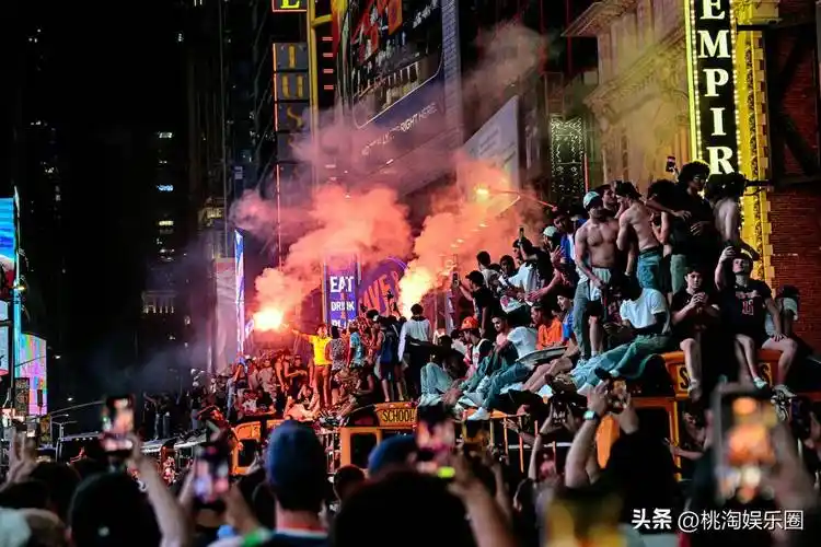 纽约狂欢启示录：从尼克斯夺冠游行到全球体育热潮的爆发
